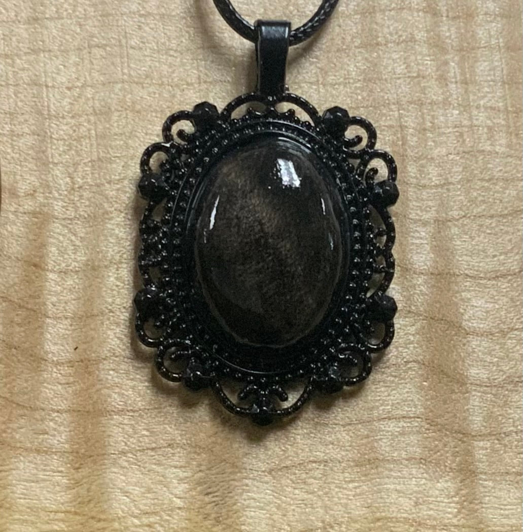 VictorianSmall Oval Pendant